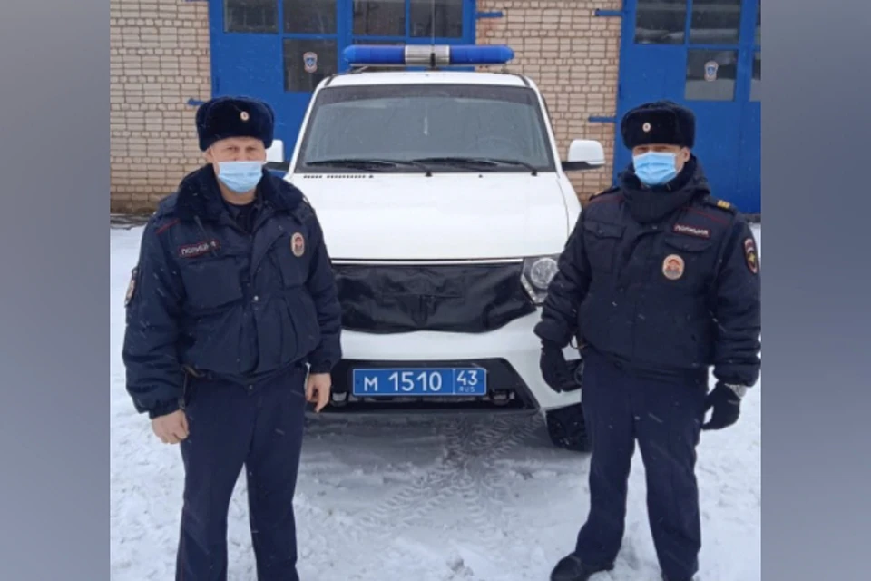 Полицейские разбудили жильцов и вывели их из горящего дома. Фото: УМВД России по Кировской области