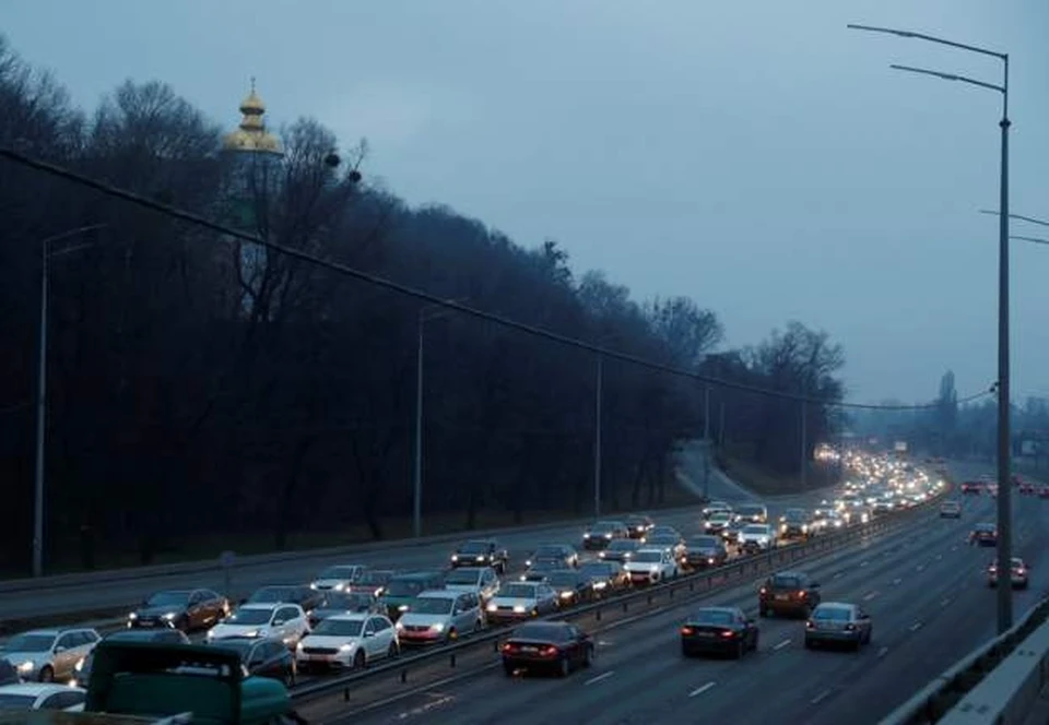 Пробки на выезде из Киева растут с самого утра. Фото: Reuters.
