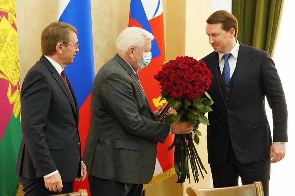 Мэр Сочи поздравил Михаила Миленина. Фото: Telegram канал Алексея Копайгородского