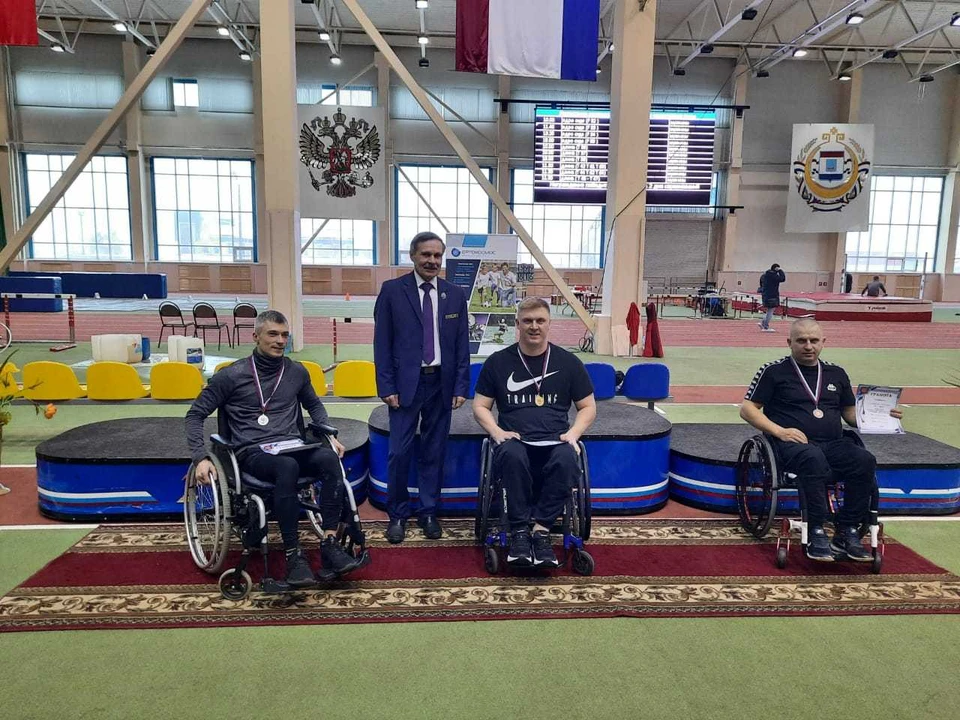 Станислав Кашаев (в центре) стал рекордсменом среди спортсменов с поражением опорно-двигательного аппарата по толканию ядра.