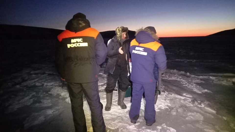В Магаданской области рыбаки заблудились на льду в бухте