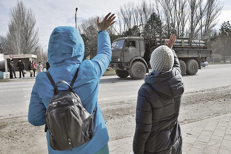 Во многих городах, в том числе и Армянске (на фото), жители приветствовали колонны российской техники. В ответ слышали дружественное «би-би!» Фото: РИА Новости