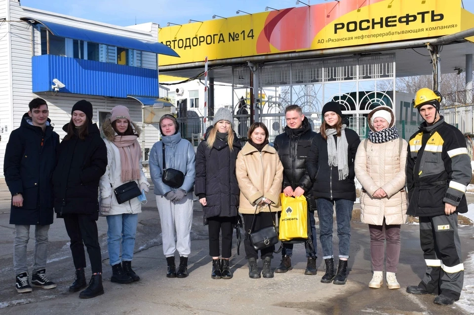 Первокурсники химфака наглядно познакомились с работой нефтезавода.