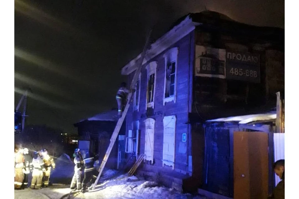 Пожарные спасли человека из горящего дома на улице Лапина в Иркутске