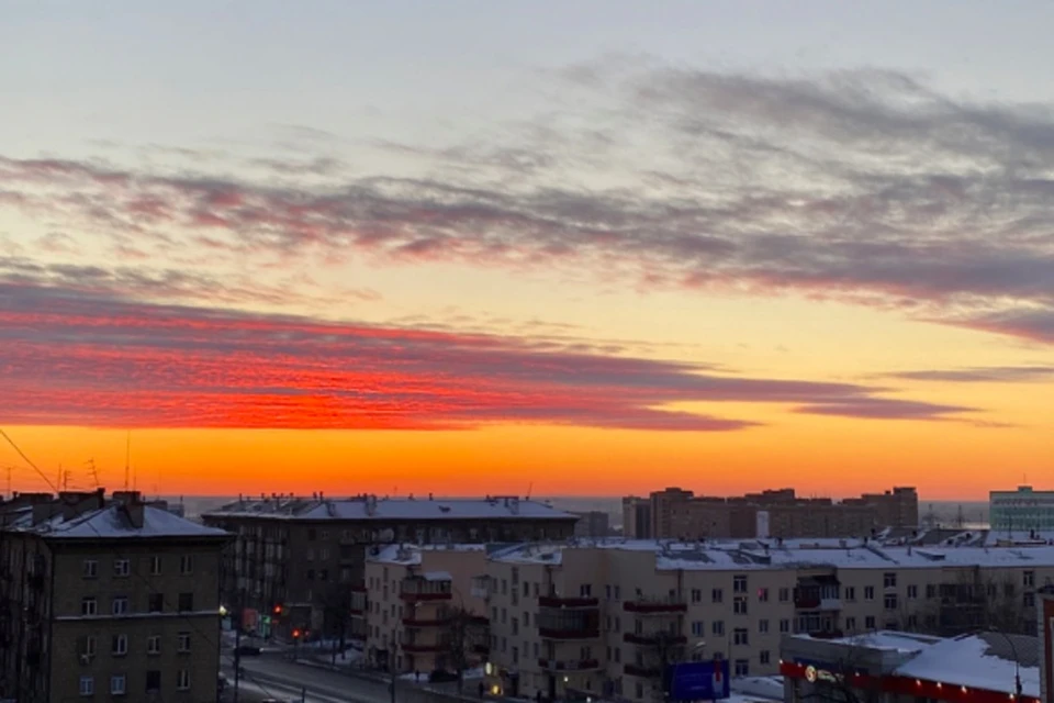 Красно-розовый закат порадовал новосибирцев. Фото: "АСТ-54".