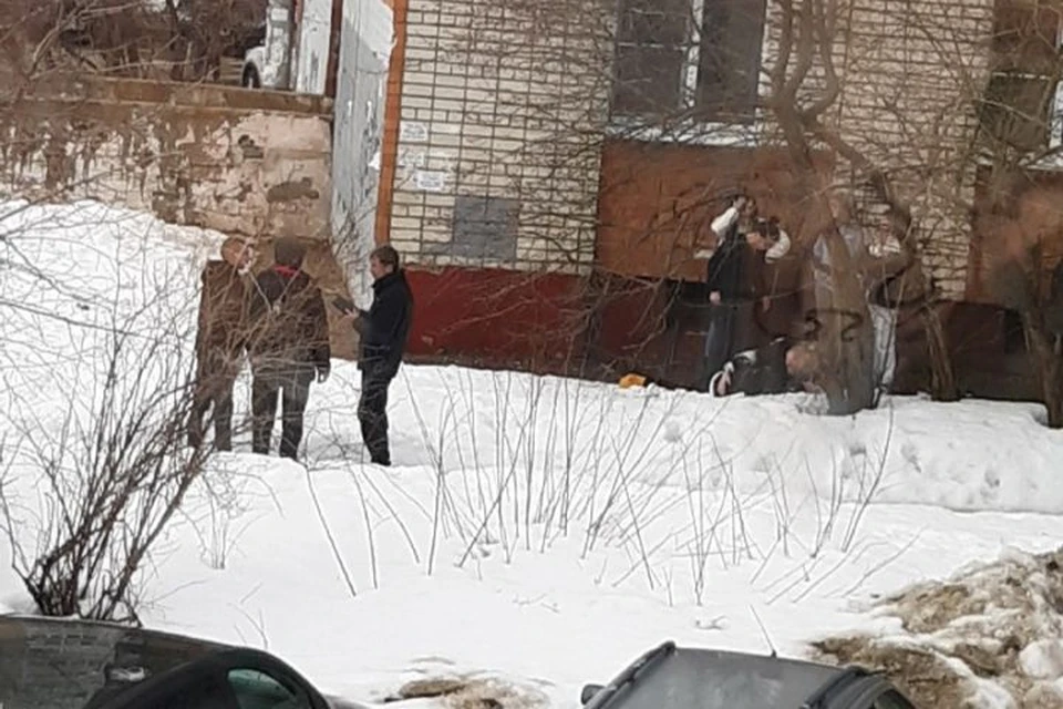 В Ярославле из окна многоэтажки выпала девушка. ФОТО: группа "Подслушано в Ярославле" ВКонтакте