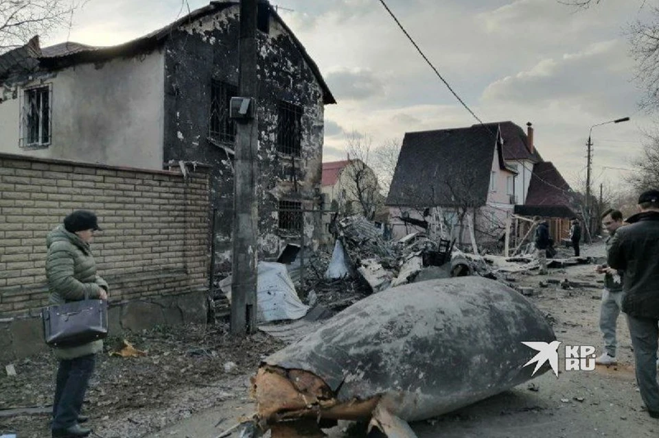 Обломки военного самолета в одном из районов Киева. Фото предоставлено очевидцами.