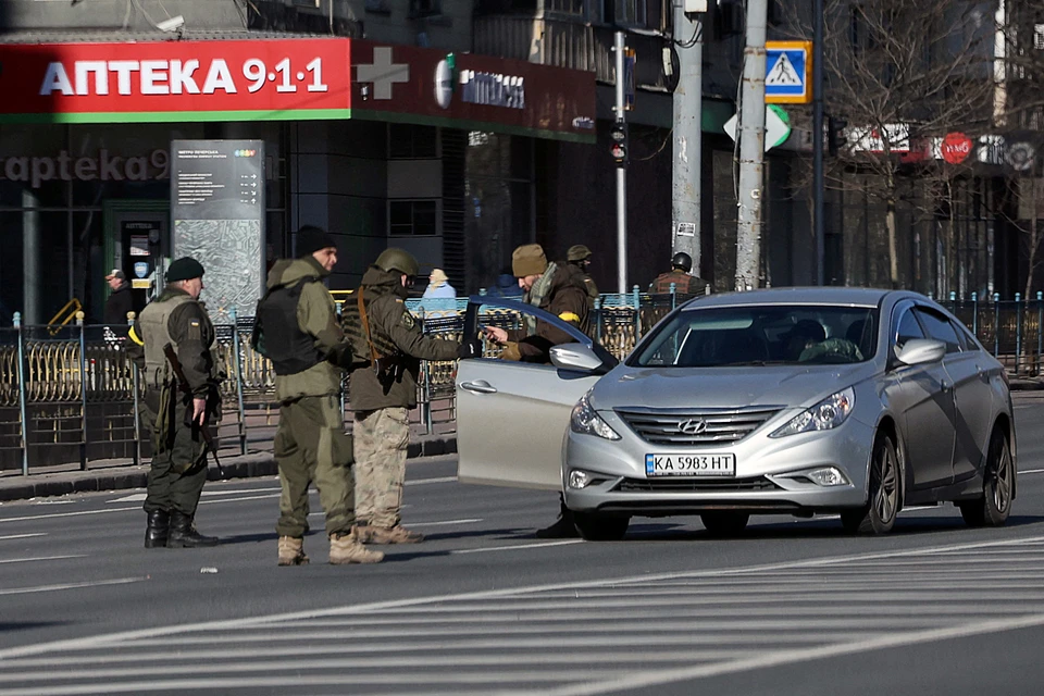 Сейчас в Киеве хаос. Бесконтрольно раздали оружие, из-за чего тероборона стреляет по всем подряд, им мерещатся «российские диверсанты»