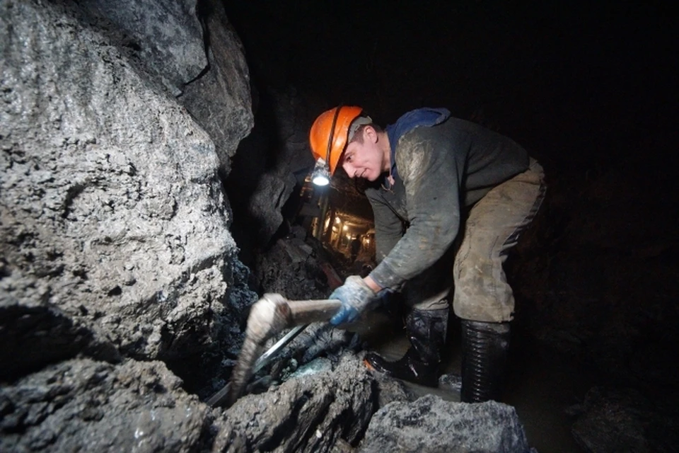 В Ростовской области три дня пытаются спасти застрявших в шахте горняков