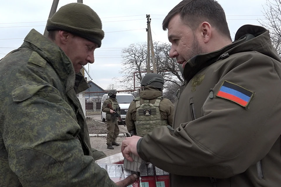 Денис Пушилин передал бойцам сигареты. Фото: АГ ДНР