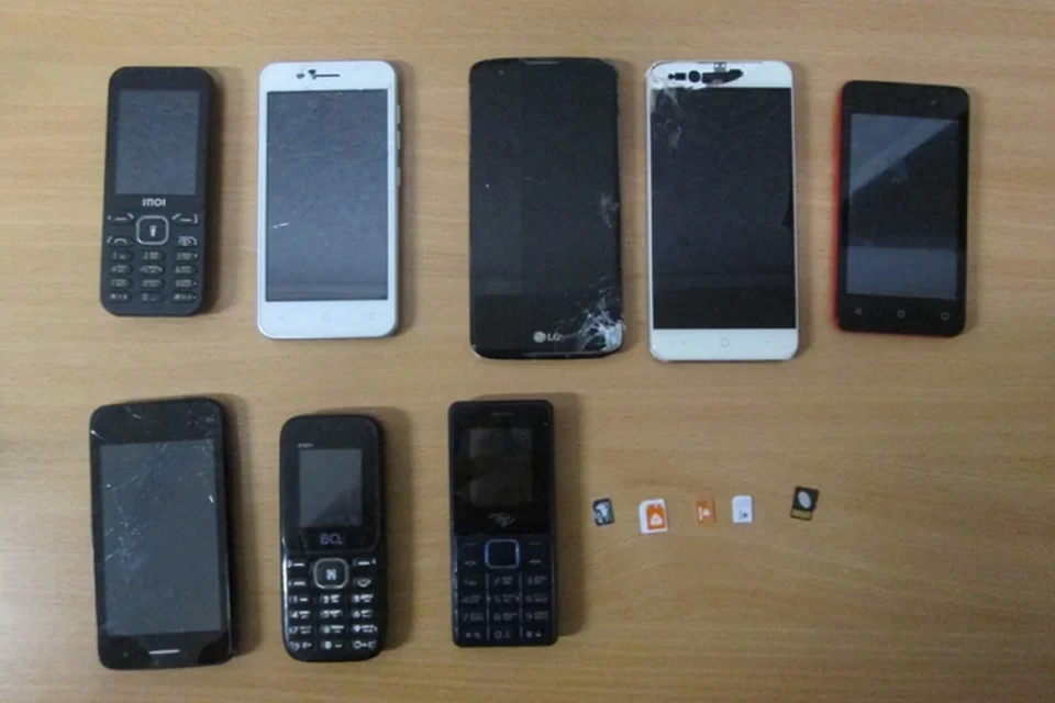 Телефоны перебросили через ограждение. Фото: пресс-служба ГУФИН по Свердловской области