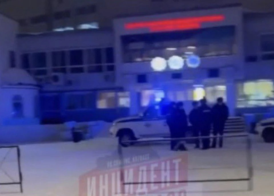 В Кемерове экстренные службы приехали к областной больнице из-за сообщения о бомбе. Фото: ВКонтакте/inc_kuzbass.