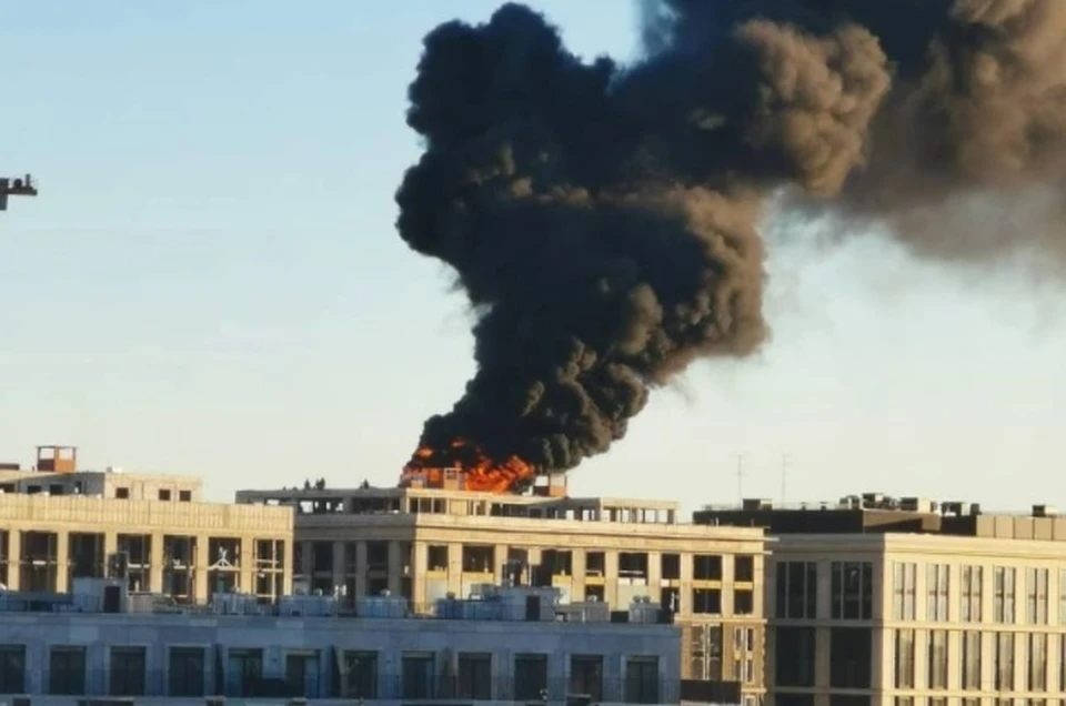 Видео мощного пожара на Невской ратуше в Петербурге появилось в сети