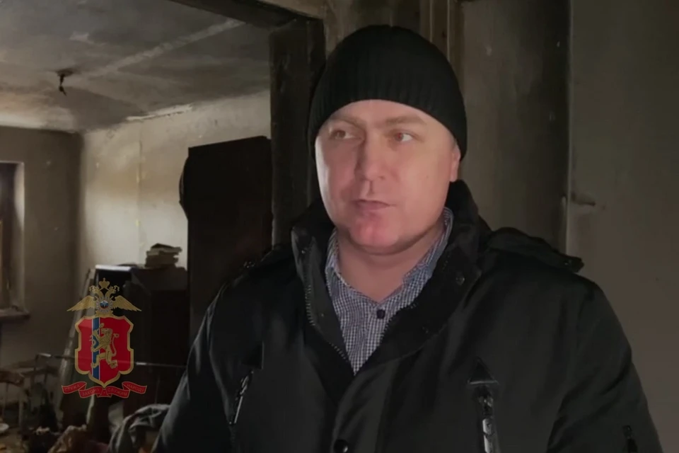 В Красноярске полицейский спас соседа из горящей квартиры. Стоп-кадр видео
