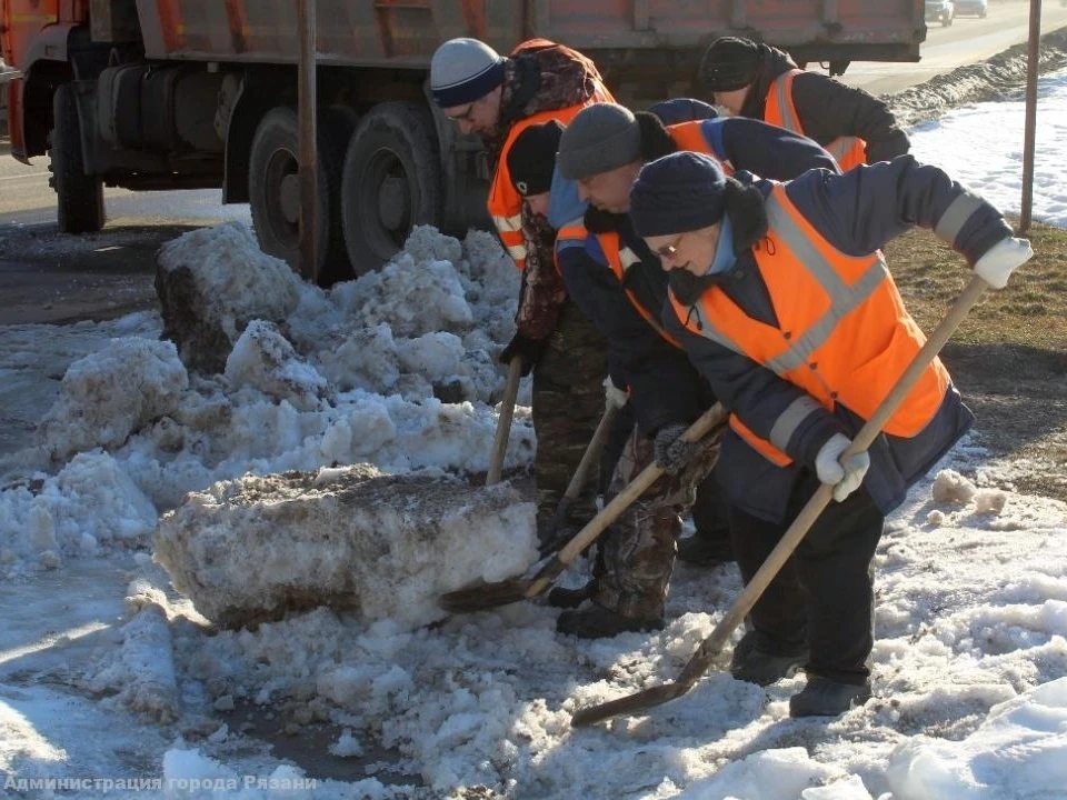 Рязань от наледи очищают 73 сотрудника Дирекции благоустройства. Фото: admrzn.ru.