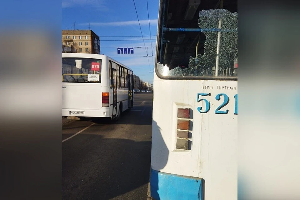 В Госавтоинспекции отметили, что водитель автобуса не учел боковой интервал. Фото: ОГИБДД по Екатеринбургу