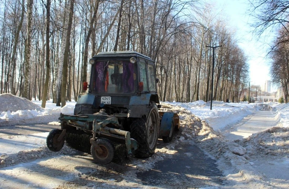 Рязань продолжают убирать от льда и снега. Фото: admrzn.ru.