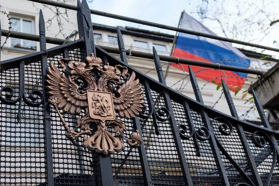 Посол РФ в Нидерландах сообщил о взрывном устройстве на территории консульства