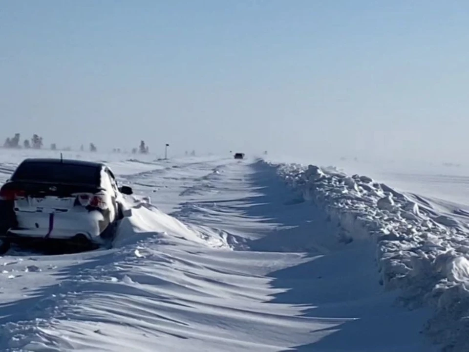В снежном плену около 10 машин.