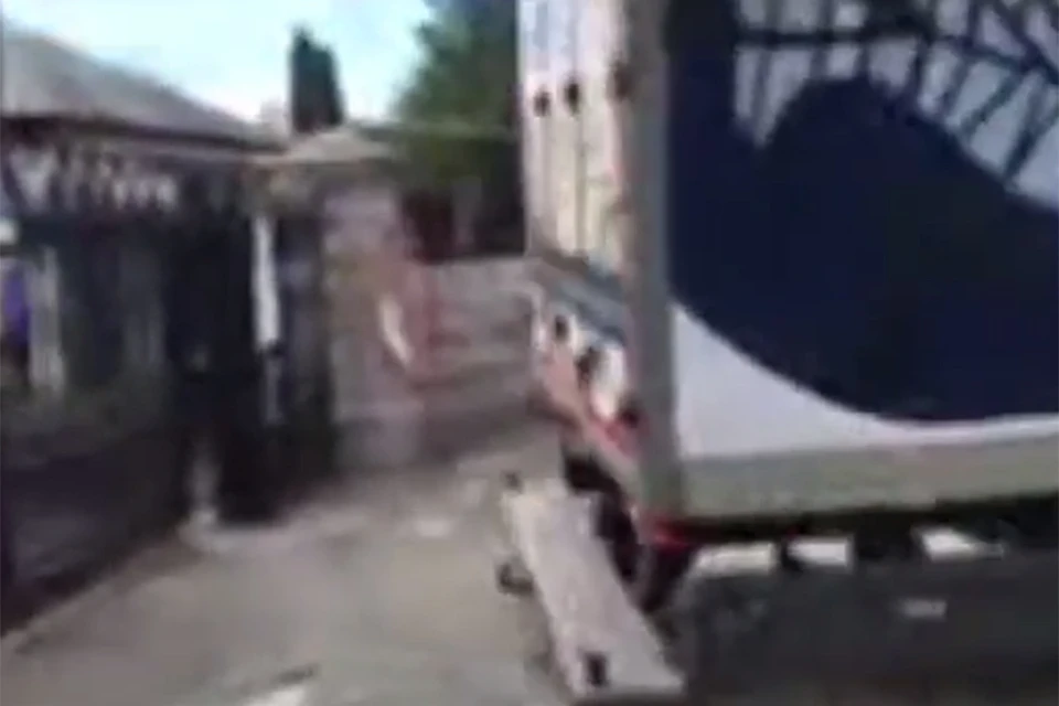 В Ирландии грузовик протаранил ворота российского посольства. Фото: кадр из видео RTE.