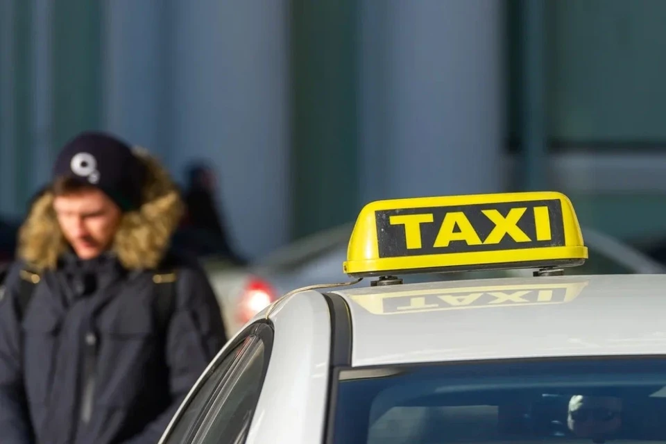 Таксист сбил мальчика во время зеленого сигнала светофора для пешеходов в Петербурге