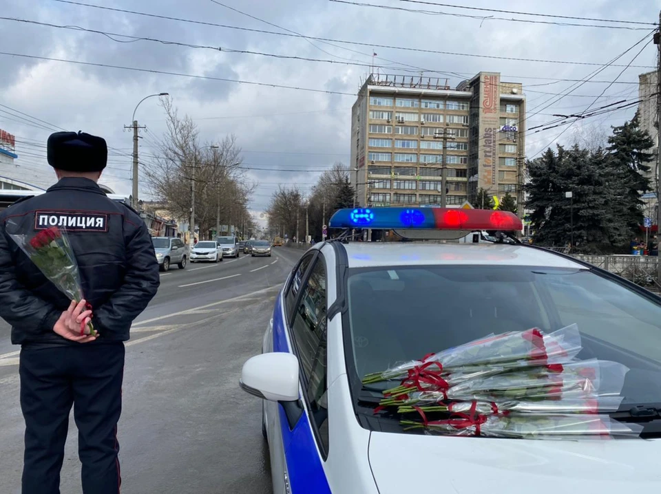 "Праздничный патруль" вышел на дороги по случаю 8 марта. Фото: УГИБДД МВД по Республике Крым