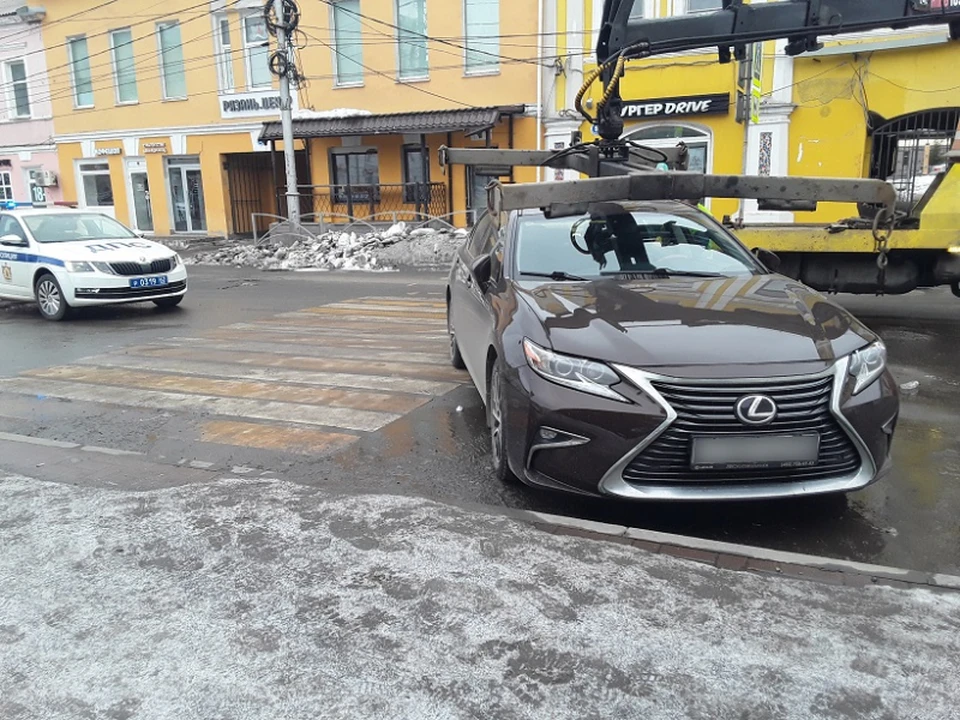 Lexus, припаркованный у пешеходного перехода на улице Краснорядской. Фото: пресс-служба УМВД по Рязанской области.