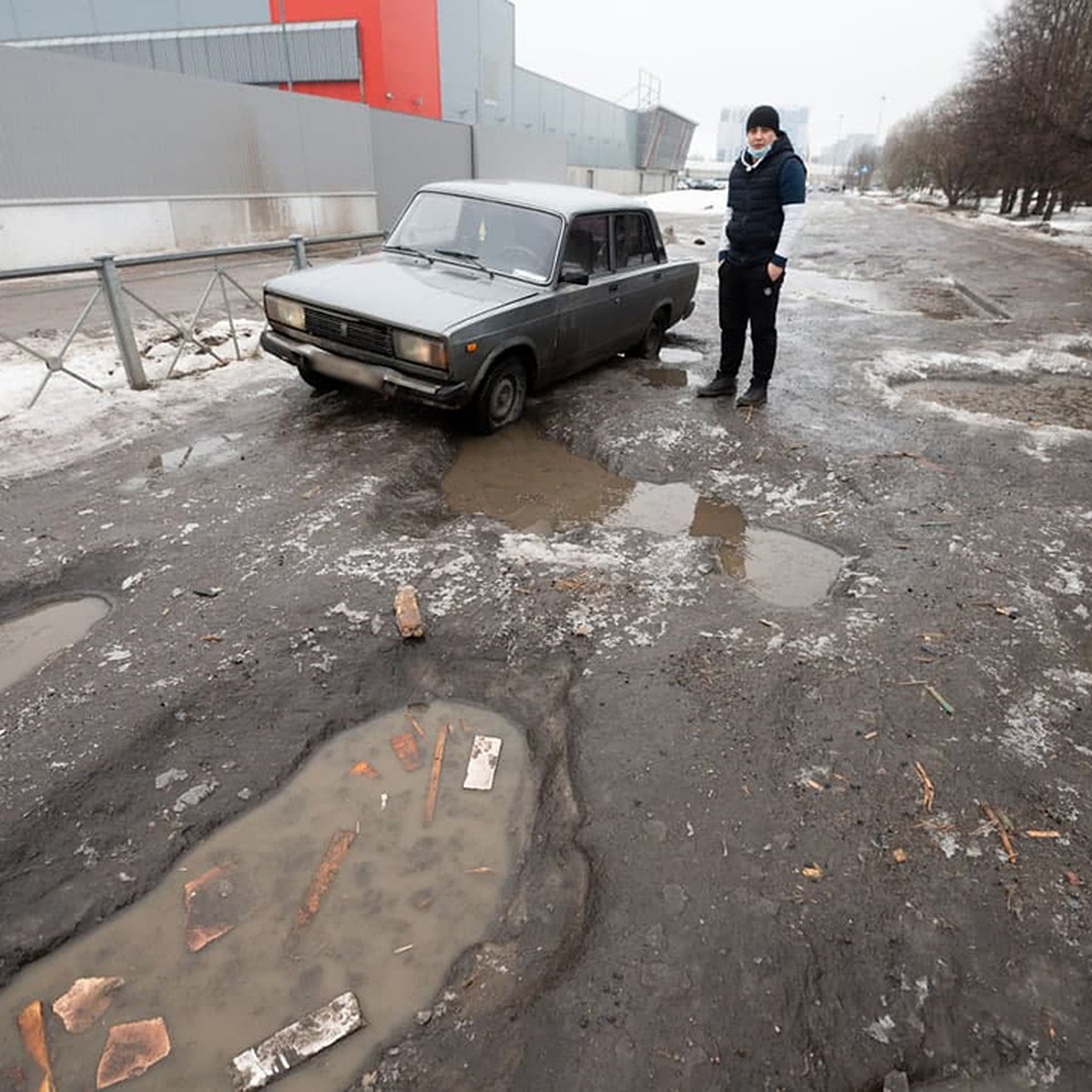 Разбитую дорогу на Ситцевой могут начать ремонтировать не раньше 2024 года  - KP.RU