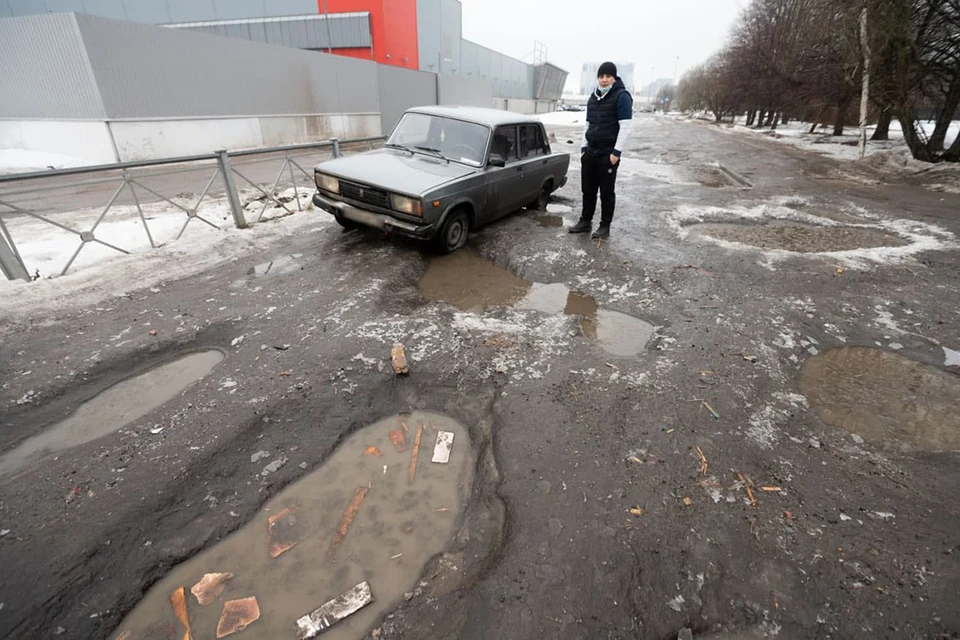 Ситцевая улица в Приморском районе Петербурга уже четыре года ждет ремонта.