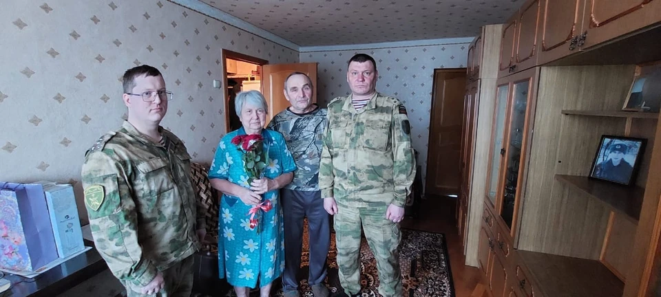 Полковник Василий Ермоленко (справа) предложил помощь в решении бытовых вопросов. Фото пресс-службы Управления Росгвардии по Белгородской области.