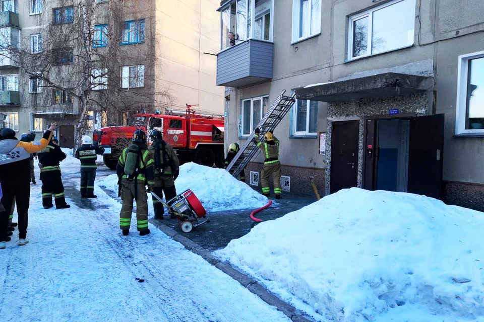 Пожарные справились с задымлением и помогли врачам добраться до женщины на ИВЛ.