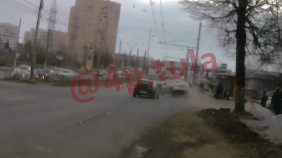В Туле на улице Ложевой лихач едва не снес полную людей остановку