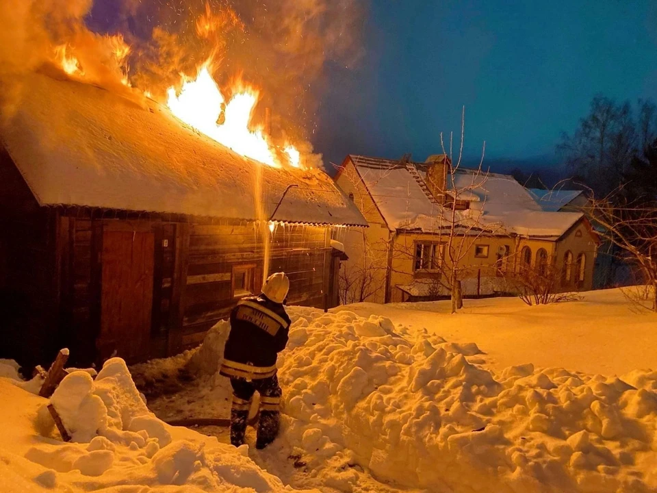 Дачный дом сгорел поздно вечером в Смоленске. Фото: пресс-служба ГУ МЧС по Смоленской области.