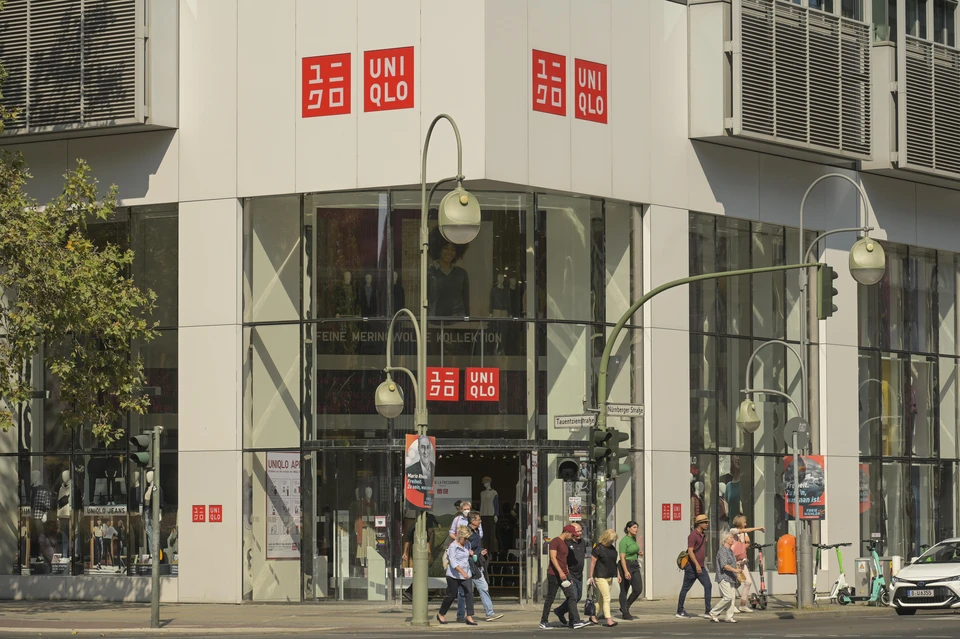 Японский бренд Uniqlo приостановит деятельность в России