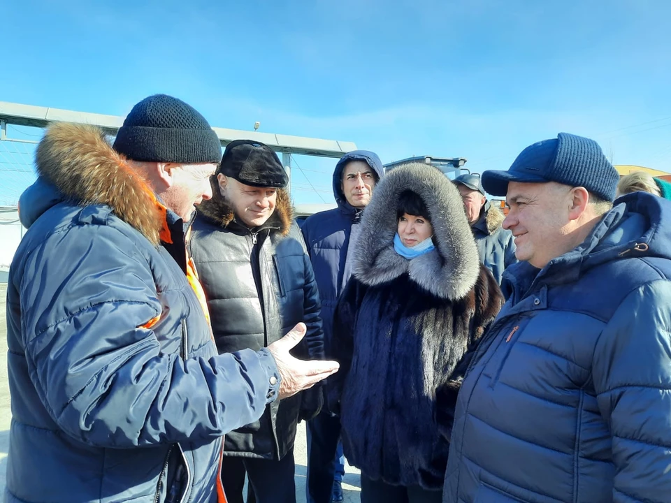 В центре: мэр Омска Сергей Шелест, руководитель городского управления дорожного хозяйства и благоустройства Галина Зурнаджан.