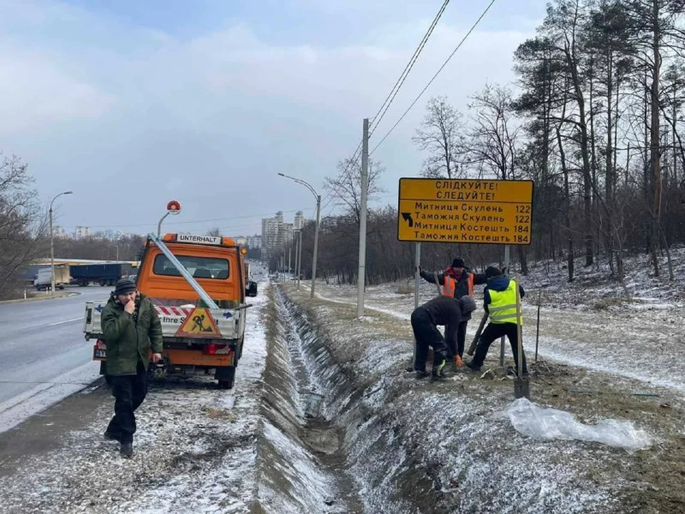 На национальных дорогах Молдовы было установлено 20 таких дорожных указателей (Фото: Правительство Молдовы).