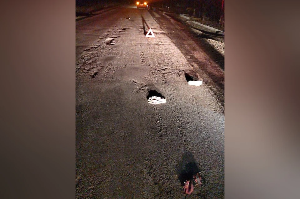 Женщины переходили дорогу в неположенном месте.