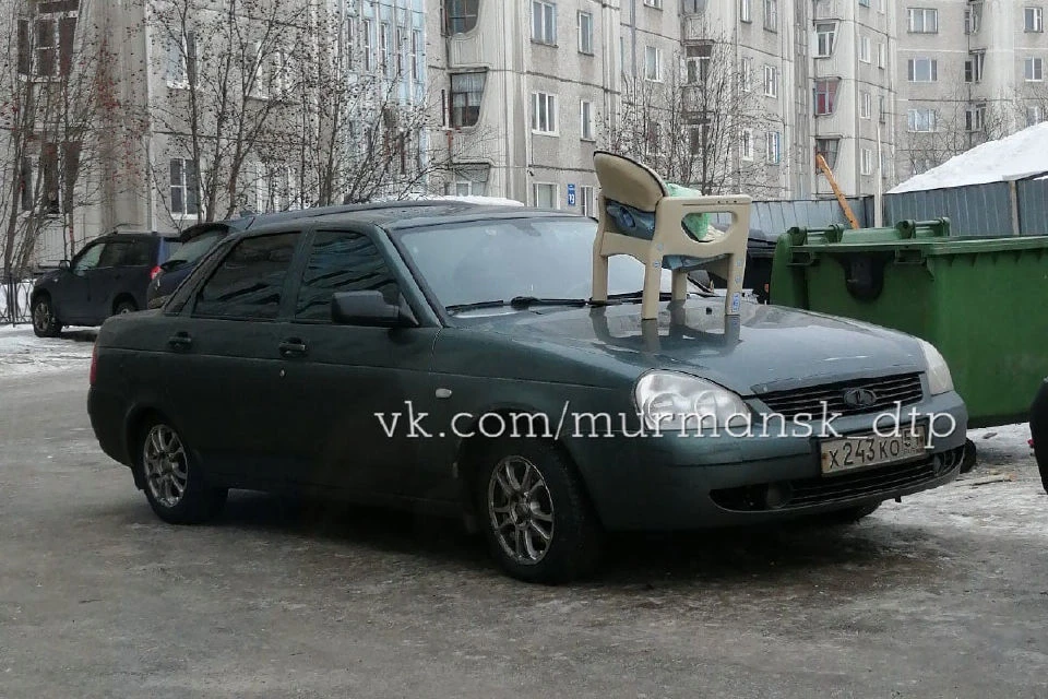 Мужчина припарковался неудачно. Фото: Игорь Бурянин/vk.com/murmansk_dtp