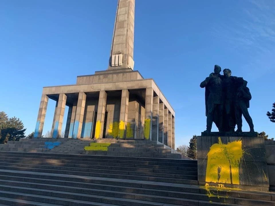 Злоумышленники облили мемориал желтой и синей краской / Фото: МИД РФ