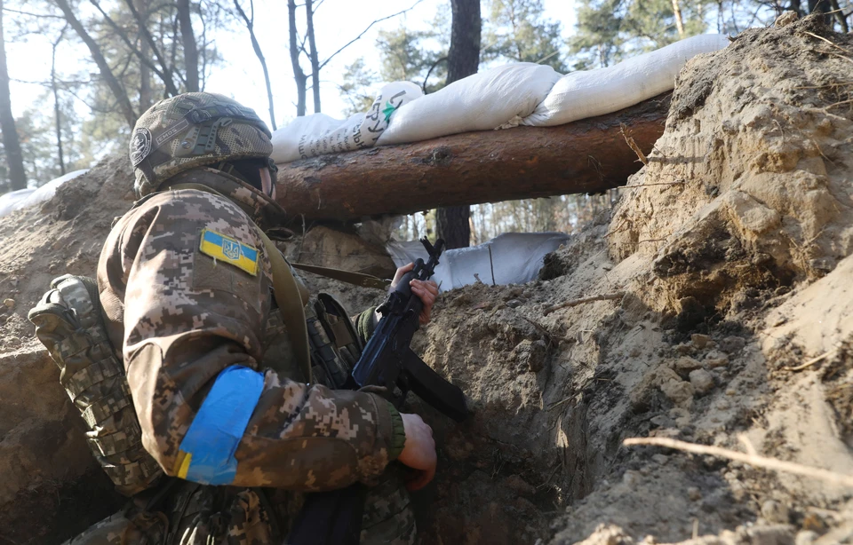 Боец территориальной обороны на позициях под Киевом.
