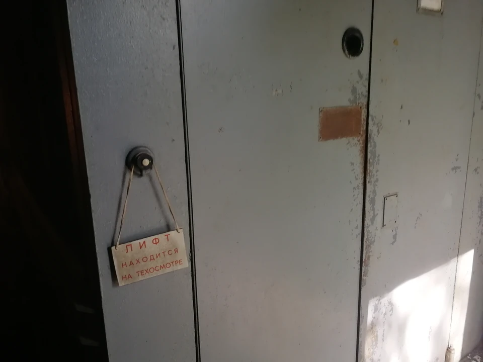 В управляющей компании полагают, что лифтовое оборудование сдали на металлолом