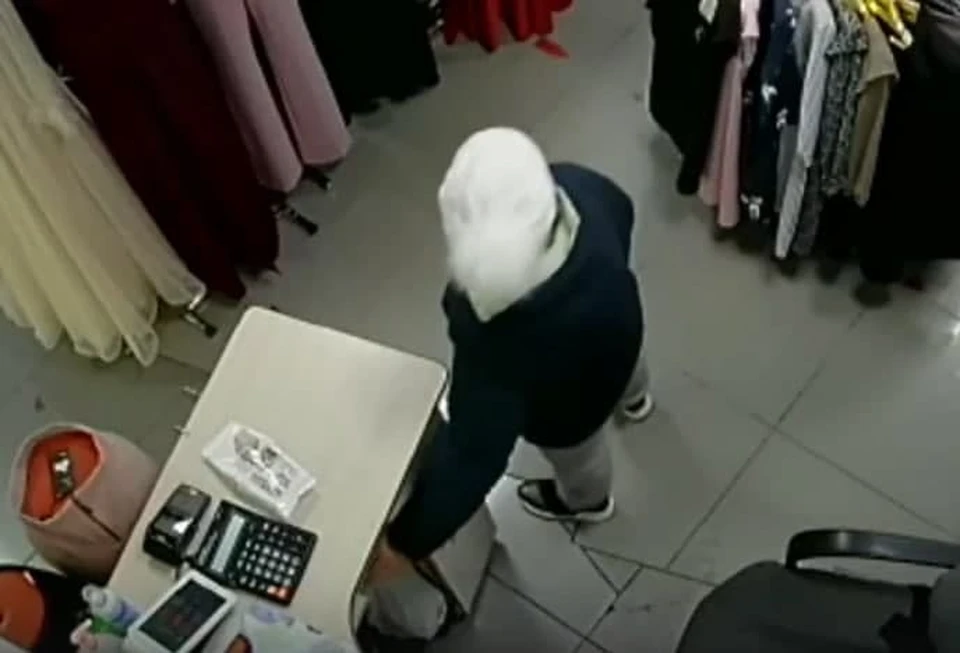 Женщина забирала телефоны, пока продавец отлучалась. Фото: кадр видео УМВД по Пермскому краю.