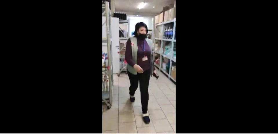 Сотрудница магазина уносит сахар