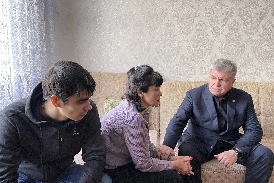 Мэр города Наиль Магдеев лично выразил свои соболезнования семье погибшего. Фото: nabchelny.ru
