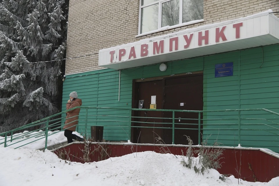 В новосибирском строймагазине пенсионерка с младенцем на руках упала из-за брошенной стремянки.