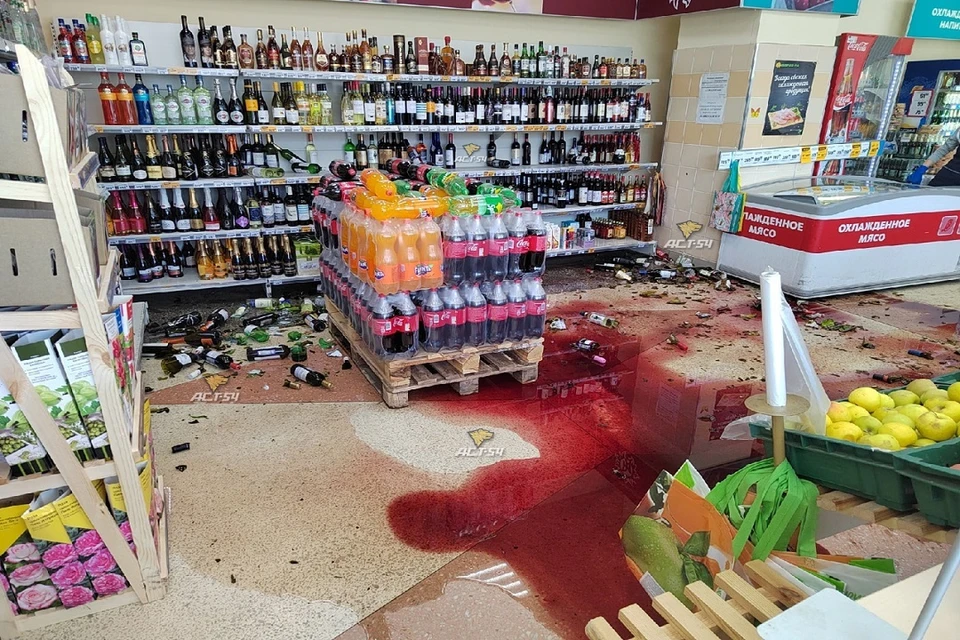 В Новосибирске борец с пьянством разгромил полки с алкоголем. Фото: "АСТ-54".