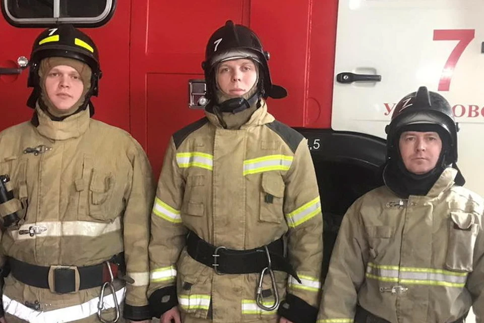 Помощник начальника караула Денис Шкирдов и пожарные Александр Купцов и Сергей Родионов, которые обнаружили детей в задымленной комнате.