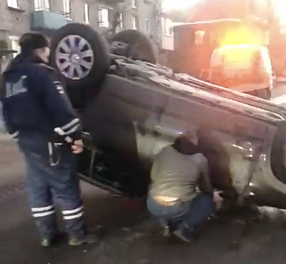 Подпрыгнул и кувыркнулся: в Самаре на улице Победы перевернулся автомобиль