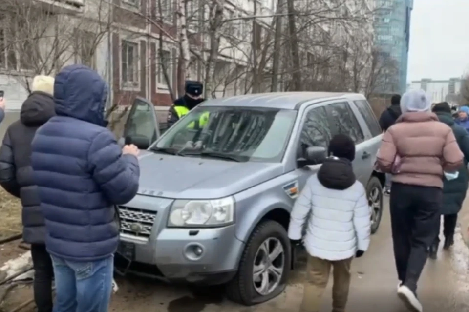 Пятилетнюю девочку госпитализировали после наезда автомобиля на тротуаре в Петербурге. Фото: ГУ МВД России по СПб и ЛО