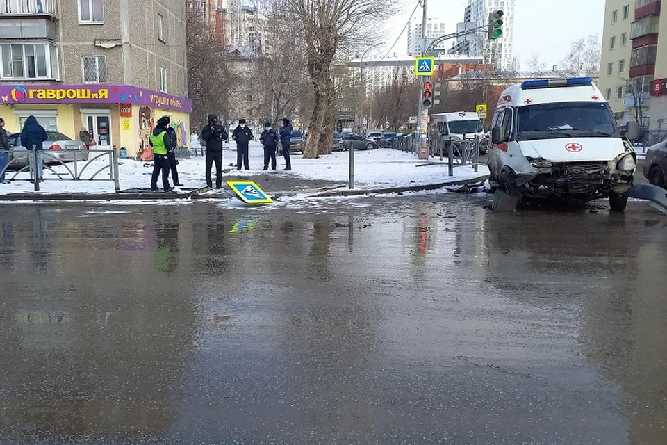 Автомобиль медиков выехал на перекрестке на красный сигнал светофора. Фото: ГИБДД по Екатеринбургу